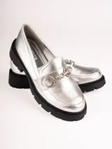 Mocasines color beige con suela track y detalle de cadena plateada.