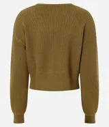 Cardigan de punto color verde oliva, con cuello en V, mangas largas abullonadas y cierre frontal con cremallera bilateral. Presenta una textura acanalada y un corte ajustado en la cintura.