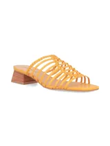 Sandalias de tacón bajo rectangular símil madera, con tiras finas y diseño trenzado en el empeine, color mango.