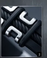 Pulsera de diseño moderno compuesta por una banda de goma negra con eslabones rectangulares de acero inoxidable entrelazados.