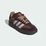 Championes Adidas modelo Samba XLG, de diseño urbano con suela de plataforma. Presentan una combinación de tonos marrones en gamuza y cuero, con las icónicas tres franjas laterales en color beige y detalles en naranja vibrante en la lengüeta y el lateral.