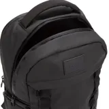 Mochila urbana de diseño minimalista en color negro, confeccionada en material repelente al agua. Cuenta con compartimento principal con cierre, bolsillo frontal con organizadores internos, compartimento acolchado para laptop de hasta 16 pulgadas y correas de ajuste frontal.