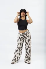 Musculosa negra de cuello redondo y corte crop, con un pequeño logo en la parte inferior.