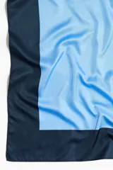 Pañuelo cuadrado de sarga con diseño de bloques de color en tonos celeste y azul marino.