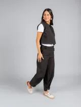 Sandalia tipo mule con base de yute estilo alpargata, confeccionada en cuero color blanco. Presenta una puntera redonda y un detalle decorativo metálico en tono dorado sobre el empeine.