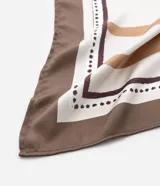 Pañuelo satinado de poliéster con estampado geométrico en tonos beige, blanco y marrón, con detalles de puntos.