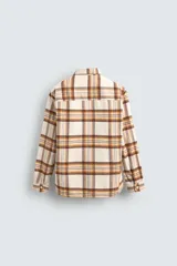 Camisa de corte relajado confeccionada en tejido con acabado de franela. Presenta diseño de cuadros en tonos beige, marrón y amarillo, cuello solapa, manga larga con puños abotonados, bolsillos plastrón en el pecho y cierre frontal de botones.