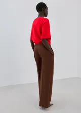 Chaleco de punto rojo de cuello redondo y mangas cortas holgadas.
