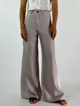 Pantalón de lino color marrón con paneles laterales en color crema y corte acampanado.