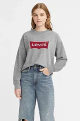 Sweater gris de calce holgado, con cuello redondo y logo Levi's rojo estampado en el pecho.
