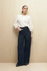 Jean ancho de tiro alto, color negro, con pierna amplia.