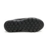 Sneakers Caterpillar modelo Hex Lite Outdoor para hombre, de color negro. Combinan malla y ante de vaca, con cordones elásticos ajustables y suela de EVA ligera.