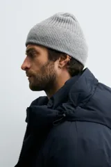Gorro de punto tejido en mezcla de lana y cashmere, con diseño acanalado y vuelta en el borde.