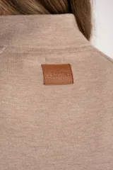 Cárdigan marrón de tejido de punto con cuello alto, manga 3/4 y cierre frontal con botones.