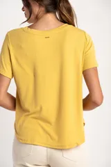 Remera de cuello redondo y manga corta, confeccionada en tejido de viscosa acanalado con un calce suave y liviano.