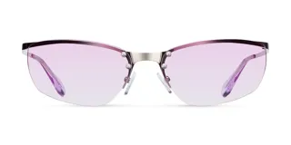 Lentes de sol con diseño envolvente y montura de acero inoxidable color plata. Presentan lentes de nylon color púrpura con forma cuadrada de bordes suavizados y detalles de remaches metálicos en la unión con el puente.