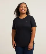 Remera deportiva básica de poliamida color negro, con cuello redondo, manga corta, corte holgado y logo Ashua estampado en el pecho.