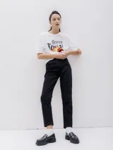 Jean mom fit de tiro alto en denim, corte relajado y cómodo con bolsillos traseros.