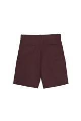 Bermuda cargo relaxed fit color azul marino, de tiro medio con pliegues frontales y presillas para cinturón. Cuenta con bolsillos laterales tipo cargo en las perneras y cierre frontal con cremallera y gancho metálico oculto.