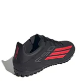 Championes de fútbol Adidas modelo F50 Club, diseñados para césped sintético. Presentan un diseño en color negro con detalles en rojo, incluyendo las icónicas tres bandas laterales y el logo de la marca. Poseen suela con tapones pequeños para mayor tracción y ajuste con cordones.