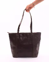 Cartera tipo tote de cuero natural color marrón oscuro, con cierre superior, doble asa de hombro y logo grabado en el frente.