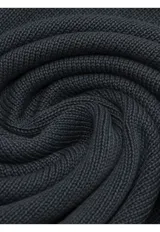 Sweater de punto con cuello redondo, diseño liso y puños y ruedo acanalados.