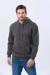Canguro con capucha de color gris oscuro, confeccionado en tejido de felpa con interior de micropolar. Presenta cordones ajustables en la capucha y un pequeño logo bordado en el pecho.
