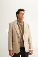 Saco sport marrón claro con medio forro, botones y coderas de cuero. Corte holgado, ideal para combinar con pantalón de vestir o jeans. Confeccionado en Uruguay con tela 100% lana fina sin teñir.