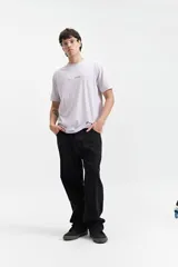 Remera azul marino de manga corta con cuello redondo y estampado de edificio moderno en la espalda.