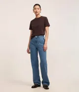 Remera básica Cortelle de ribana, color marrón, con mangas cortas y cuello redondo ajustado.
