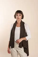 Chaleco marrón con solapas color crema y terminación en crochet.