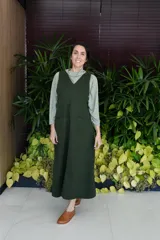 Vestido largo verde safari de gabardina de algodón, con corte recto, escote en V y bolsillos delanteros.