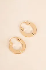 Aros de argolla gruesos color dorado con cierre a presión y tres apliques circulares.