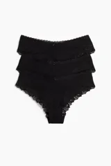 Pack de tres bombachas negras de corte hipster, confeccionadas en algodón con detalles de encaje en el borde superior y en el contorno de las piernas.