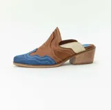 Zueco marrón de cuero vacuno con detalles bordados de estilo texano, forrado en cuero vacuno, con taco de madera de 3 cm y suela de cuero.