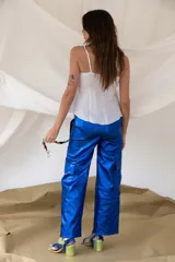 Pantalón cargo de cuero sintético color azul eléctrico, corte recto y tiro alto.