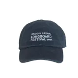 Gorro de gabardina azul con visera curva y bordado frontal con la leyenda "Uruguay Natural Longboard Festival 2025".