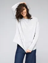 Sweater gris de tejido de punto con cuello redondo y bolsillos frontales.