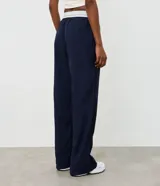 Pantalón deportivo de corte recto confeccionado en poliamida con tecnología dry. Presenta una cintura elástica en color gris contrastante y bolsillos laterales funcionales.