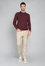 Sweater de algodón color verde petróleo, con cuello redondo y mangas largas.