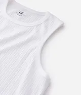 Musculosa ajustada al cuerpo de hombre, color blanco, con textura acanalada y cuello redondo.