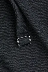 Top de manga corta color gris oscuro, con escote tipo capa o drapeado y un cinturón fino con hebilla metálica cuadrada que ajusta la cintura.