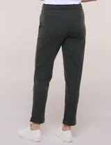 Pantalón jogger verde militar de Zac & Rachel, con pretina ancha elastizada, lazo de ajuste, bolsillos inclinados en la delantera y dobladillo en los ruedos.