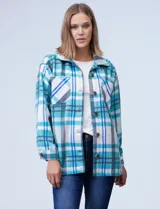 Sobrecamisa de tejido soft cuadrillé en tonos celeste, blanco y gris. Tiene cuello con solapa, abertura central con botones, bolsillos delanteros y mangas largas con puño y botón.
