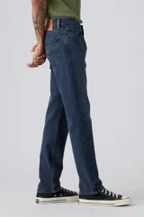 Jean de corte regular taper, con tiro medio y diseño clásico de cinco bolsillos. Confeccionado en denim con tecnología stretch para mayor comodidad.