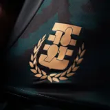 Camiseta de fútbol Puma del Club Atlético Peñarol, modelo Third Jersey 26. Diseño en tonos oscuros con patrón geométrico en zigzag, detalles en color dorado en cuello, mangas y logos. Incluye escudo del club, logo de Puma y sponsor Antel en el frente.