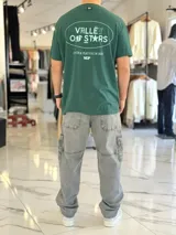 Remera blanca oversize con estampado gráfico en la espalda con la inscripción "Valley of Stars", diseño de manga corta y corte holgado.