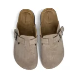 Zuecos color beige con hebilla metálica ajustable, plantilla anatómica de corcho y suela de goma.