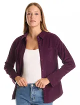 Camisa de pana marca Dash, color violeta, con cuello clásico, cierre frontal de botones y un bolsillo aplicado en el pecho.