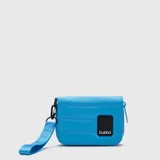 Billetera acolchada de diseño rectangular en color azul vibrante, con cierre perimetral y correa de muñeca extraíble. Presenta un parche frontal con el logo de la marca y múltiples compartimentos internos para tarjetas y objetos personales.